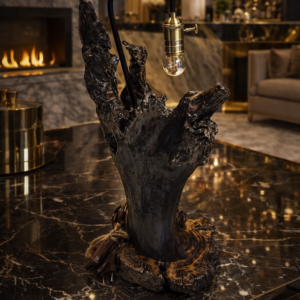 Skulpturalna Stolna Lampa od Crnog Drveta – "Blacked Luxury"